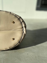 Afbeelding in Gallery-weergave laden, NAAKTE HANDTAS MET BAMBOE HANDVAT