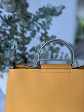 Afbeelding in Gallery-weergave laden, YELLOW HANDBAG WITH METAL HANDLE
