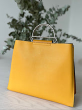 Afbeelding in Gallery-weergave laden, YELLOW HANDBAG WITH METAL HANDLE
