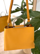 Afbeelding in Gallery-weergave laden, YELLOW HANDBAG WITH METAL HANDLE
