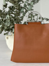 Afbeelding in Gallery-weergave laden, BROWN HANDBAG WITH METAL HANDLE
