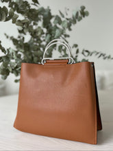 Afbeelding in Gallery-weergave laden, BROWN HANDBAG WITH METAL HANDLE
