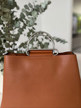 Afbeelding in Gallery-weergave laden, BROWN HANDBAG WITH METAL HANDLE
