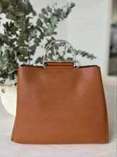 Afbeelding in Gallery-weergave laden, BROWN HANDBAG WITH METAL HANDLE
