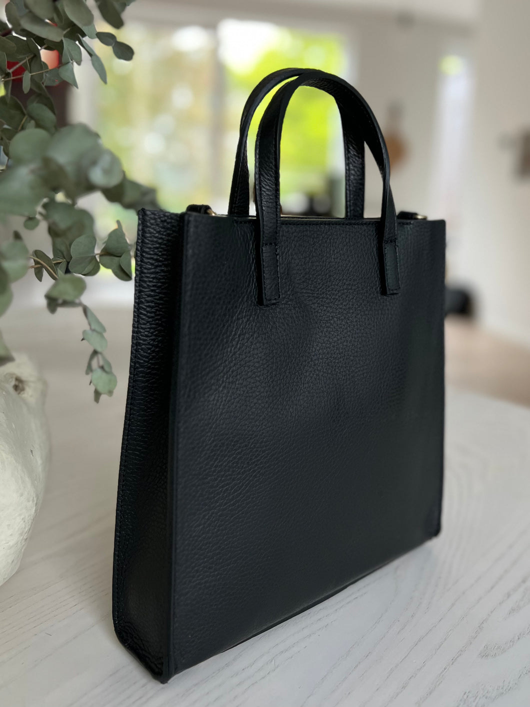 BLACK LEATHER HANDBAG