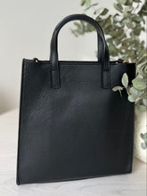 Afbeelding in Gallery-weergave laden, BLACK LEATHER HANDBAG
