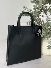 Afbeelding in Gallery-weergave laden, BLACK LEATHER HANDBAG
