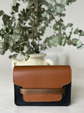 Afbeelding in Gallery-weergave laden, LEATHER BI-COLORED HANDBAG
