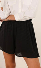 Afbeelding in Gallery-weergave laden, TEXTURED BLACK SHORTS
