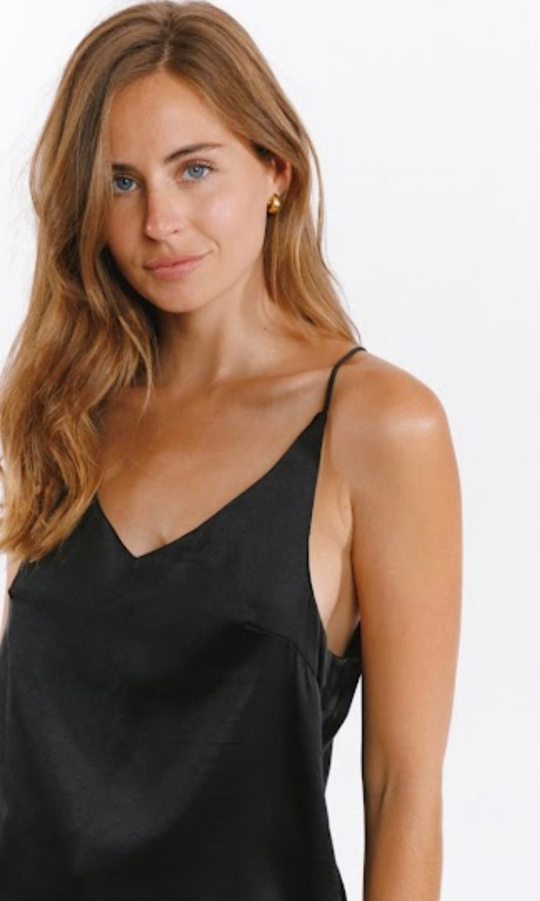 BLACK V-NECK TOP